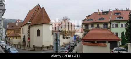 Vista panoramica verso la Chiesa di San Giovanni Battista all'angolo della strada a Praga, Repubblica Ceca. Foto Stock