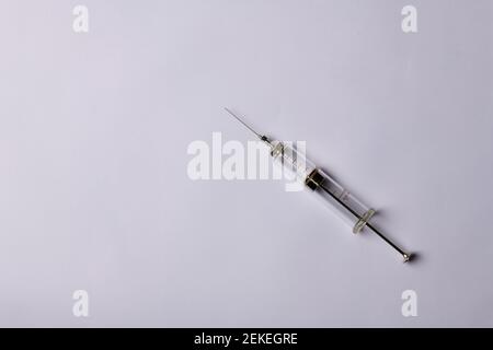 siringhe mediche con diversi liquidi su sfondo bianco Foto Stock