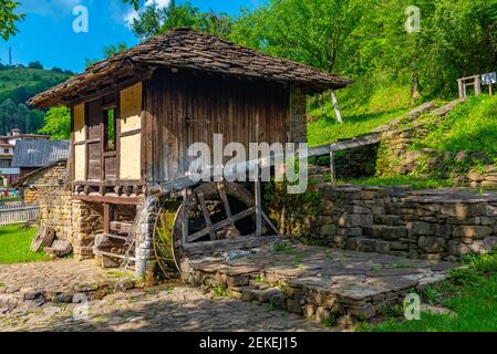 Mulino ad acqua esposto al complesso etnografico di Etar Foto Stock