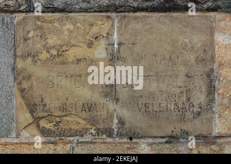 Le pietre di fondazione sopravvissute del monumento al dittatore sovietico Joseph Stalin nel parco di Letná (Letenské sady) a Praga, Repubblica Ceca. La pietra di fondazione del bacino carbonifero di Rosice-Oslavany nei pressi di Brno, Repubblica Ceca (L) e la pietra di fondazione di Velehrad nella regione di Gottwaldov, ora regione di Zlín, Repubblica Ceca (R) sono raffigurate nella foto. Foto Stock