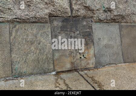 Pietra di fondazione sopravvissuta del monumento al dittatore sovietico Joseph Stalin nel Parco Letná (Letenské sady) a Praga, Repubblica Ceca. La pietra di fondazione della collina di Blaník nella regione centrale della Boemia (L), la pietra di fondazione del Castello di Praga (C) e la pietra di fondazione della collina di Vítkov a Praga (R) sono raffigurate nella foto. Foto Stock