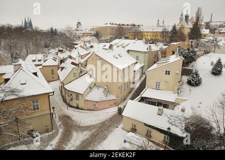 Vista aerea della pittoresca strada innevata Nový Svět (New World Street) nel quartiere Hradčany di Praga, Repubblica Ceca. Foto Stock