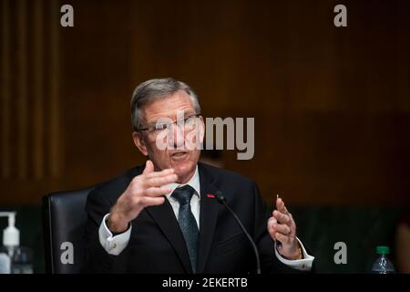 Generale Herbert J. Carlisle, USAF (Ret.) / Presidente e Chief Executive Officer, National Defense Industrial Association, risponde alle domande durante un'audizione del Senato Committee on Armed Services per esaminare le tecnologie emergenti e il loro impatto sulla sicurezza nazionale, nel Dirksen Senato Office Building a Washington, DC, Martedì, 23 febbraio 2021. Credit: Rod Lamkey / CNP | utilizzo in tutto il mondo Foto Stock