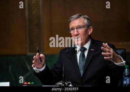 Generale Herbert J. Carlisle, USAF (Ret.) / Presidente e Chief Executive Officer, National Defense Industrial Association, risponde alle domande durante un'audizione del Senato Committee on Armed Services per esaminare le tecnologie emergenti e il loro impatto sulla sicurezza nazionale, nel Dirksen Senato Office Building a Washington, DC, Martedì, 23 febbraio 2021. Credit: Rod Lamkey / CNP | utilizzo in tutto il mondo Foto Stock