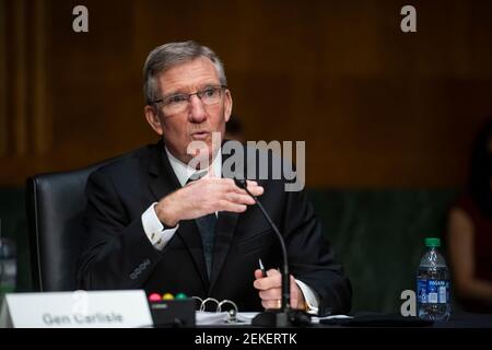 Generale Herbert J. Carlisle, USAF (Ret.) / Presidente e Chief Executive Officer, National Defense Industrial Association, risponde alle domande durante un'audizione del Senato Committee on Armed Services per esaminare le tecnologie emergenti e il loro impatto sulla sicurezza nazionale, nel Dirksen Senato Office Building a Washington, DC, Martedì, 23 febbraio 2021. Credit: Rod Lamkey / CNP | utilizzo in tutto il mondo Foto Stock