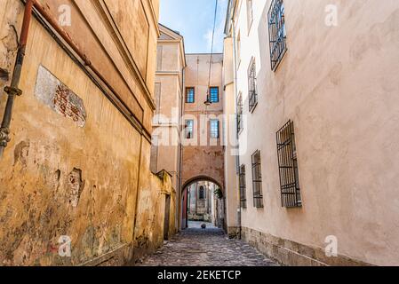 Lviv, Ucraina colorato edificio color pastello architettura storica nella città Ucraina con passaggio arco strada vicolo stretta Foto Stock