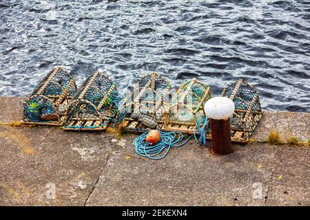 Pentole di aragosta Dunbeath Harbour, Dùn Bheithe, North Coast 500, Caithness, Scozia Foto Stock