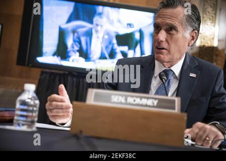 Washington, Stati Uniti. 23 Feb 2021. Il Senatore Mitt Romney, un repubblicano dello Utah, ha rivolto domande a Xavier Becerra, segretario della Sanità e dei servizi umani (HHS) nominato per il presidente degli Stati Uniti Joe Biden, durante un'audizione di conferma del Comitato per la Salute, l'Educazione, il lavoro e le pensioni del Senato a Washington, DC martedì 23 febbraio 2021. La scelta di Biden di guidare HHS gli dà un feroce difensore delle cause democratiche, ma senza esperienza pratica che conduce una massiccia agenzia federale nel bel mezzo di una crisi sanitaria pubblica senza precedenti. Foto in piscina di Sarah Silbiger/UPI Credit: UPI/Alamy Live News Foto Stock