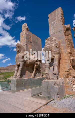 Rovine, statue e murales dell'antica città persiana di Persepoli in Iran. I resti più famosi dell'antico impero persiano. Foto Stock