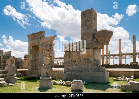 Rovine, statue e murales dell'antica città persiana di Persepoli in Iran. I resti più famosi dell'antico impero persiano. Foto Stock