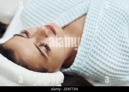 paziente femminile che si prepara per la procedura nel cosmetologist.beauty, spa, cosmetologia e concetto di skincare. Foto Stock