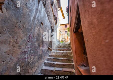 Chiusi Scalo, strada Italia in piccolo borgo storico in Umbria durante il giorno con nessuno su sentiero scale in su Foto Stock