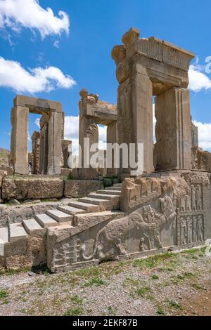 Rovine, statue e murales dell'antica città persiana di Persepoli in Iran. I resti più famosi dell'antico impero persiano. Foto Stock