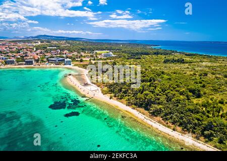 Novalja, isola di Pag. Idilliaca spiaggia e mare turchese vista aerea nella città di Novalja, arcipelago Adriatico della Croazia Foto Stock