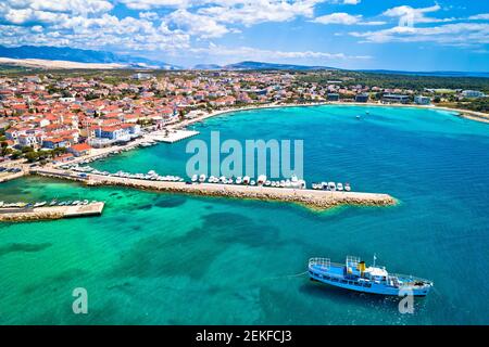 Città di Novalja sull'isola di Pag vista aerea lungomare, arcipelago della Croazia Foto Stock