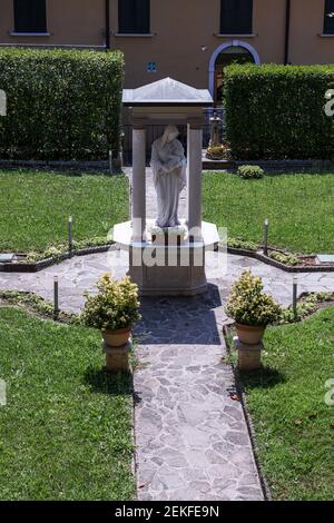 Scultura medievale della Vergine Maria con il Cristo Bambino sul braccio Foto Stock