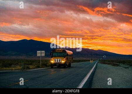 Bus scolastico in autostrada al tramonto, Great Basin National Park, Nevada, USA Foto Stock