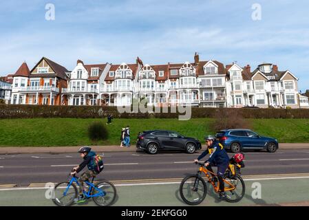 Proprietà storiche a Leas, Westcliff on Sea, Essex, UK, con vista sull'Esplanade occidentale e sull'estuario del Tamigi. Ciclisti di pista ciclabili Foto Stock