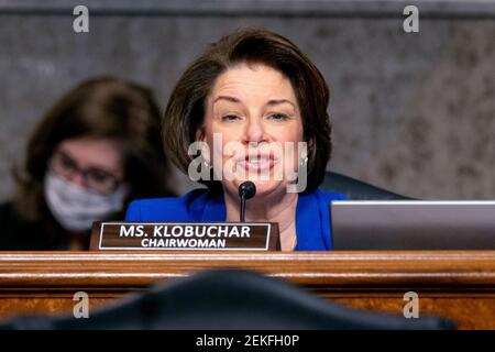 Il senatore degli Stati Uniti Amy Klobuchar (democratico del Minnesota), presidente della commissione per le regole e l'amministrazione del Senato degli Stati Uniti, interviene all'inizio di un'audizione congiunta sulla sicurezza interna del Senato e gli affari governativi e le regole del Senato e l'amministrazione su Capitol Hill, Washington, martedì 23 febbraio 2021, Esaminare l'attacco del 6 gennaio al Capitol.Credit: Andrew Harnik/Pool via CNP | utilizzo in tutto il mondo Foto Stock