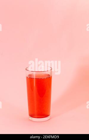 succo di frutti rossi su sfondo rosa, colore monocromatico Foto Stock