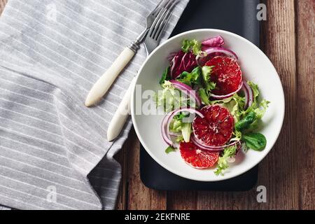 Insalata con arancia, cipolle rosse e olive, vista dall'alto. Foto Stock