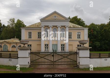 Di fronte alla casa padronale di Kumna. Piccolo edificio medievale ristrutturato in stile neoclassico. Pareti di colore giallo chiaro, colonne bianche di tipo greco, finestre ad arco. Foto Stock