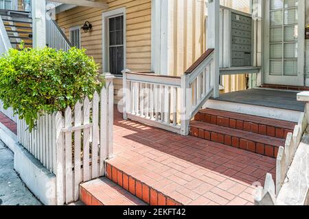 Moderna architettura d'ingresso di casa portico con scale a Key West, Florida città isola in giornata di sole con proprietà immobiliare, giardino paesaggistico Foto Stock