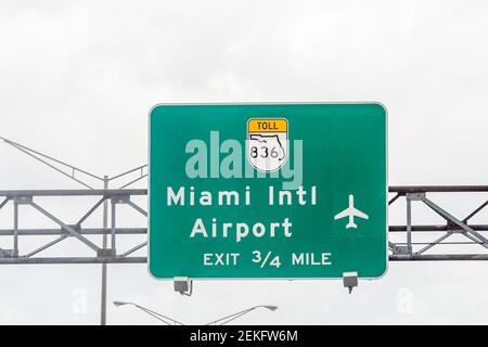 Strada statale con segnale di uscita verde per Miami International Aeroporto in Florida con in tre quarti di miglio e 836 pedaggio turnpike testo Foto Stock