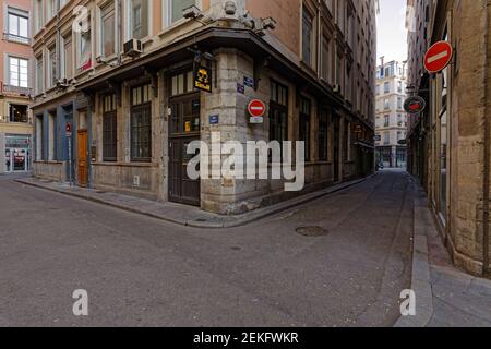 LIONE, FRANCIA, 19 febbraio 2021 : in seguito alle restrizioni, la maggior parte dei bar e dei ristoranti deve chiudere le porte in Francia. Molto potrebbe defi Foto Stock