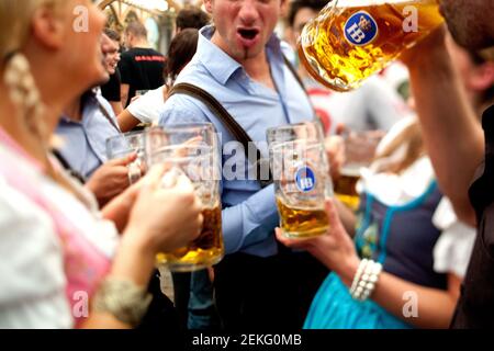 Germania i festeggiatori di Monaco celebrano l'Oktoberfest (Oktoberfest) all'interno delle tende di Theresienwiese. Foto Stock