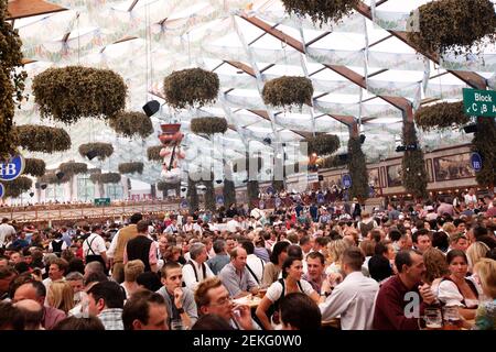 Germania i festeggiatori di Monaco celebrano l'Oktoberfest (Oktoberfest) all'interno delle tende di Theresienwiese. Foto Stock