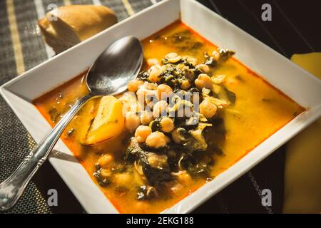 piatto bianco con tradizionale stufato di ceci Foto Stock