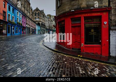 West Bow che conduce a Victoria Street nel centro storico di Edimburgo è piena di rivenditori indipendenti che sono stati tutti chiusi Secondo le regole di blocco di Covid 19 Foto Stock