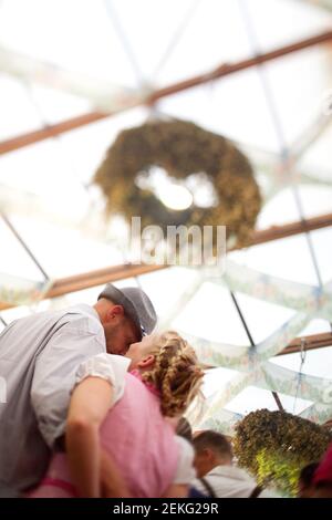 Due festeggiatori celebrano l'Oktoberfest (Oktoberfest) all'interno delle tende di Theresienwiese. Foto Stock