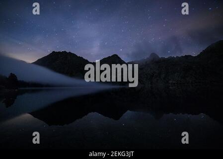 Estany Negre de Peguera (lago), di notte (Aigüestortes e Parco Nazionale Estany de Sant Maurici, Pirenei, Catalogna, Spagna) Foto Stock