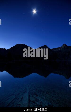 Estany Negre de Peguera (lago), di notte (Aigüestortes e Parco Nazionale Estany de Sant Maurici, Pirenei, Catalogna, Spagna) Foto Stock