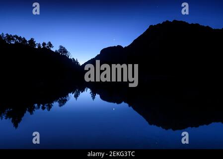 Estany Negre de Peguera (lago), di notte (Aigüestortes e Parco Nazionale Estany de Sant Maurici, Pirenei, Catalogna, Spagna) Foto Stock