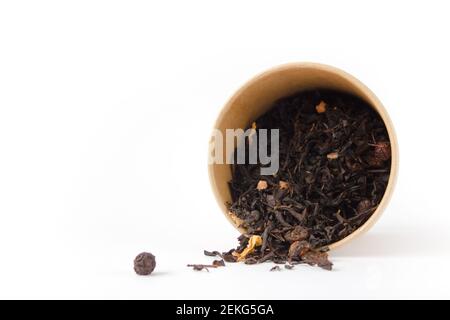 Tè nero foglia in un cartone rotondo isolato con fondo bianco. Concetto di zero sprechi. Foto Stock