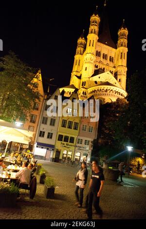 Germania Colonia Köln è la chiesa illuminata di Gross St. Martin che si affaccia su Fischmarkt con i suoi ristoranti di notte Foto Stock