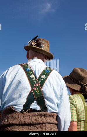 Germania Monaco Ottobre: (Oktoberfest) : una coppia più anziana che indossa abiti tradizionali. Uomo anziano che indossa lederhosen e donna che indossa un dirndl. Foto Stock