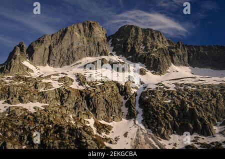 Pics de Comalespada visto da vicino al rifugio Ventosa i Calvell (Valle di Boí, Catalogna, Spagna, Pirenei) ESP: Vistas de los Pics de Comalespada Foto Stock