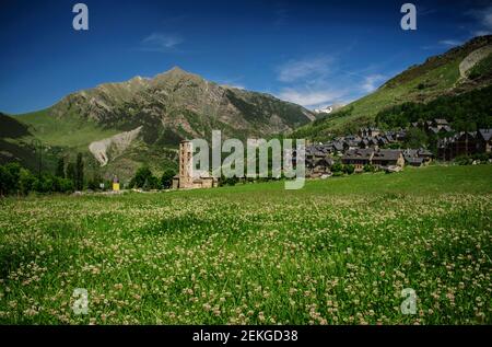 Chiesa romanica di Sant Climent de Taüll in estate (Vall de Boí, Catalogna, Spagna, Pirenei) Foto Stock