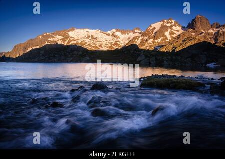 Alba a Besiberris, Punta Harlé, Pa de Sucre e Tumeneia Peaks (Valle Boí, Catalogna, Spagna) Foto Stock