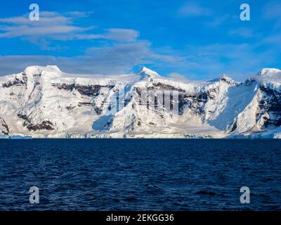 Paesaggio con montagne innevate e mare, canale di Neumayer, Antartide Foto Stock