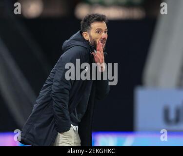 Derby, Regno Unito. 23 Feb 2021. Carlos Corberán manager di Huddersfield Town dà le istruzioni del suo team a Derby, Regno Unito, il 23/02/2021. (Foto di Mark Cosgrove/News Images/Sipa USA) Credit: Sipa USA/Alamy Live News Foto Stock