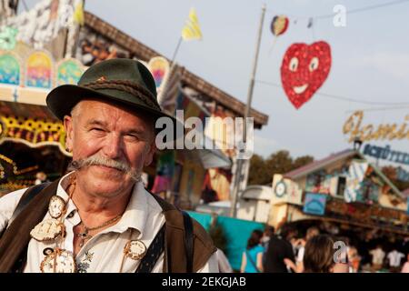 Ritratto dell'uomo nel tradizionale Lederhosen all'Oktoberfest (Oktoberfest) Foto Stock