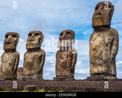 Dettaglio di quattro delle 15 statue di Moai, AHU Tongariki, Isola di Pasqua, Polinesia Cilena Foto Stock