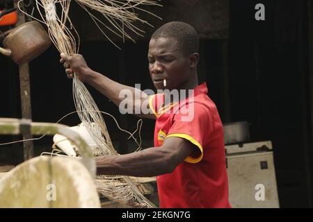 Calabar, capitale dello stato di Cross River, Nigeria. 23 febbraio 2021. Un ritratto di un scavenger in un luogo di scarico della spazzatura. Un gruppo di vendicatori vive da una discarica di rifiuti, in un’ampia diffusione della disoccupazione in Nigeria. Foto Stock