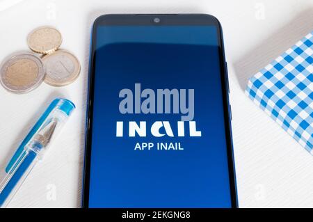 Carrara, Italia - 22 febbraio 2021 - smartphone con l'app INAIL (Istituto Nazionale Italiano per l'assicurazione contro gli infortuni sul lavoro) su un bianco Foto Stock