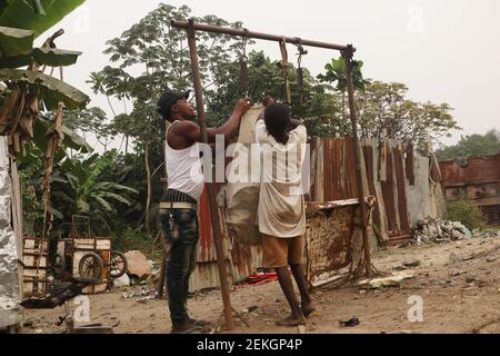 Calabar, capitale dello stato di Cross River, Nigeria. 23 febbraio 2021. Gli scavengers fanno una scala dei rifiuti riciclati. Un gruppo di vendicatori vive da una discarica di rifiuti, in un’ampia diffusione della disoccupazione in Nigeria. Foto Stock